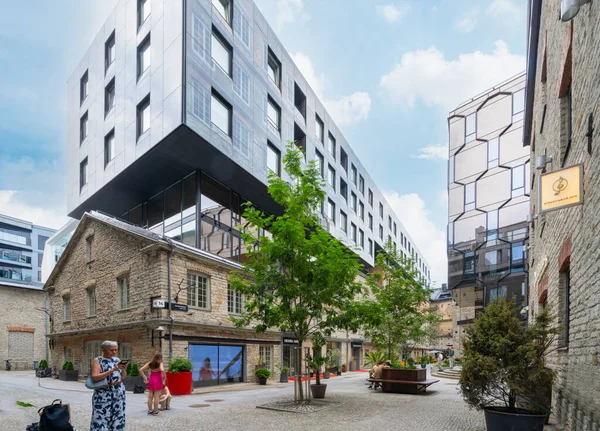Tallinn, Estonya. Temmuz 2022 'de Rotermann şehir merkezindeki modern ve eski binaların manzarası