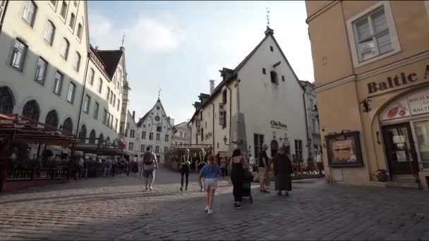 Tallinn Estonia July 2022 People Walk Typical Street Historic Center — Stockvideo