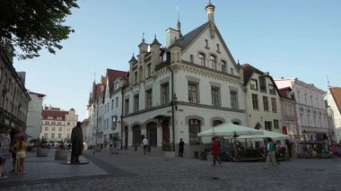 Tallinn, Estonya. Temmuz 2022. İnsanlar şehrin tarihi merkezinde tipik bir sokakta yürüyor.