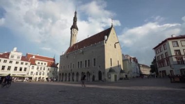 Tallinn, Estonya. Temmuz 2022. Eski kasabadaki Gotik belediye binasının manzarası.