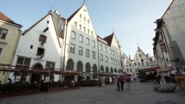 Tallinn, Estonya. Temmuz 2022. İnsanlar şehrin tarihi merkezinde tipik bir sokakta yürüyor.