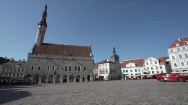 Tallinn, Estonya. Temmuz 2022. Eski kasabadaki Gotik belediye binasının manzarası.
