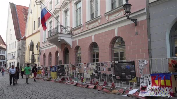 爱沙尼亚塔林 2022年7月在俄罗斯驻塔林大使馆前抗议俄罗斯入侵乌克兰的抗议标语 — 图库视频影像