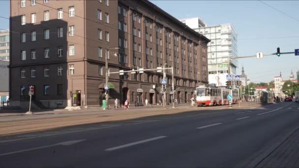 Tallin Estonia Lipiec 2022 Tramwaj Który Przechodzi Szerokiej Ulicy Centrum — Wideo stockowe