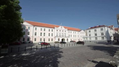 Tallinn, Estonya. Temmuz 2022, Estonya Parlamentosu 'nun eski kasabadaki panoramik manzarası.