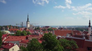 Tallinn, Estonya. Temmuz 2022 Kohtuotsa izleme platformundan şehrin görüntüsü.