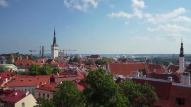 Tallinn, Estonya. Temmuz 2022 Kohtuotsa izleme platformundan şehrin görüntüsü.