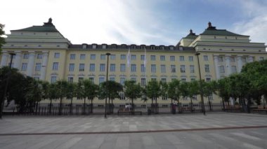 Tallinn, Estonya. Temmuz 2022 'de şehir merkezindeki Estonya Opera Binası' nın dış görünüşü