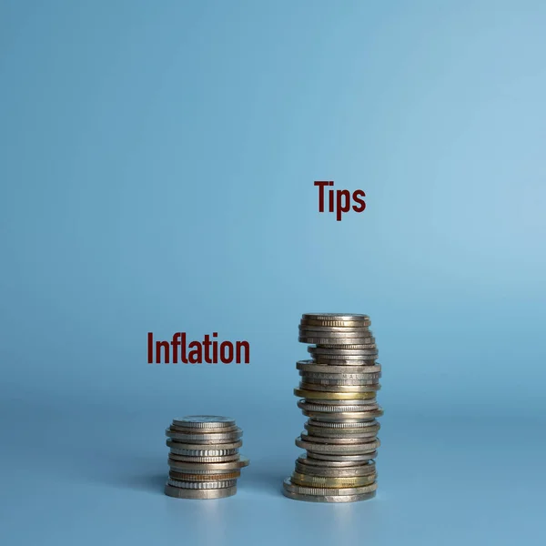 Две Пачки Монет Бок Бок Показывают Разницу Росте Наконечников Инфляции — стоковое фото
