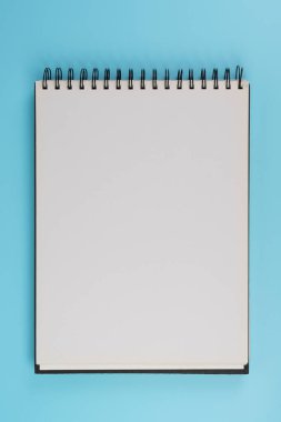 Sarmal ve boş sayfalı bir defter.