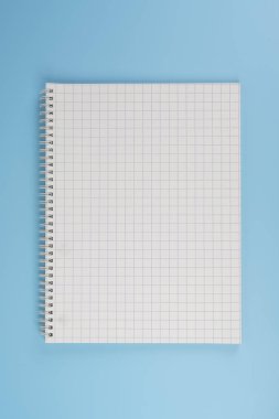 Sarmal ve kare çarşaflı bir defter