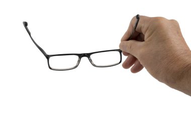 Beyaz arka planda bir adamın elinde bir çift gözlük.