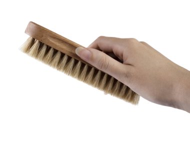 Beyaz arka planda kadın elinde bir fırça.