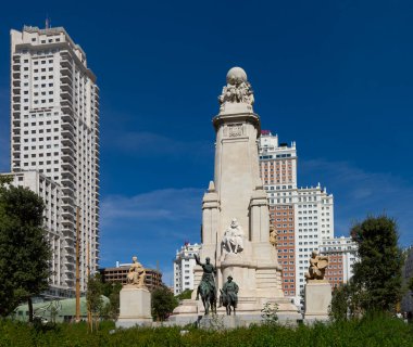 Madrid, İspanya. Eylül 2022. Espana Meydanı 'nın ortasında Miguel de Cervantes' in taştan heykeli ve bronz heykeli.