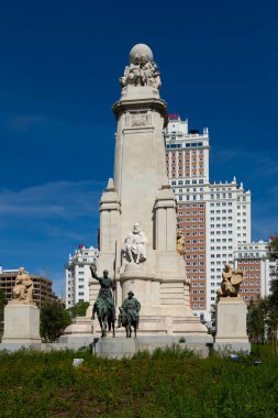 Madrid, İspanya. Eylül 2022. Espana Meydanı 'nın ortasında Miguel de Cervantes' in taştan heykeli ve bronz heykeli.