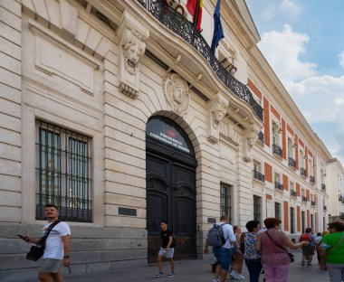 Madrid, İspanya, Eylül 2022. Şehir merkezindeki Madrid Cemaati Başkanlığı dış görünümü