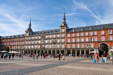 Madrid, İspanya, Eylül 2022 Plaza Major 'ın şehir merkezindeki panoramik manzarası.