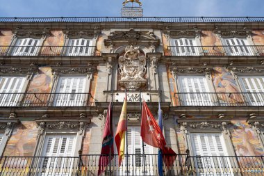 Madrid, İspanya, Eylül 2022 Plaza Major 'daki tarihi sarayların detayları.