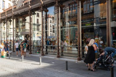 Madrid, İspanya, Eylül 2022. Şehir merkezindeki ünlü San Miguel pazarını ziyaret eden insanlar.