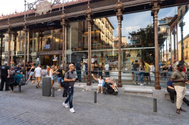 Madrid, İspanya, Eylül 2022. Şehir merkezindeki ünlü San Miguel pazarını ziyaret eden insanlar.