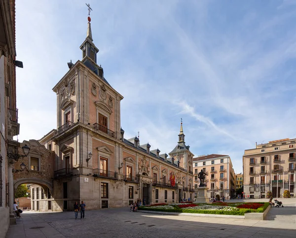 Madrid, İspanya, Eylül 2022. Şehir merkezindeki aynı meydanda bulunan Casa de la Villa binası