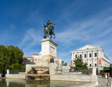 Madrid, İspanya, Eylül 2022 Philip IV 'ün binicilik anıtı ve şehir merkezindeki kraliyet tiyatro binası manzarası