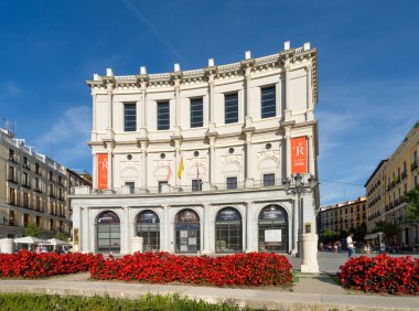 Madrid, İspanya, Eylül 2022 Kraliyet Tiyatrosu 'nun şehir merkezindeki Plaza de Ote' den dış görünüşü.