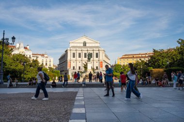 Madrid, İspanya, Eylül 2022 Kraliyet Tiyatrosu 'nun şehir merkezindeki Plaza de Ote' den dış görünüşü.