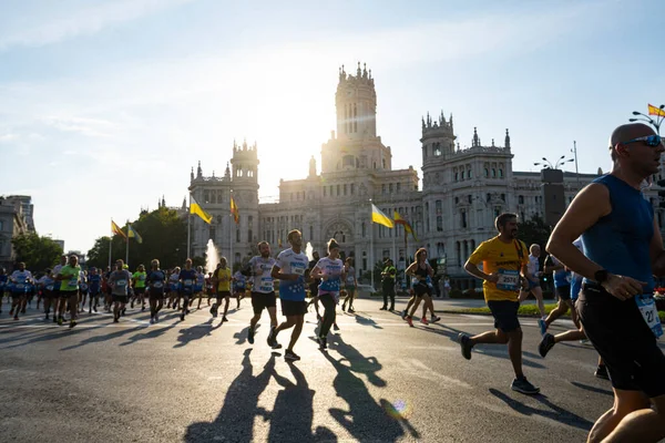 Madrid, İspanya, Eylül 2022 Madrid yarışı koşularına katılan koşucular şehir merkezinde yer almaktadır.