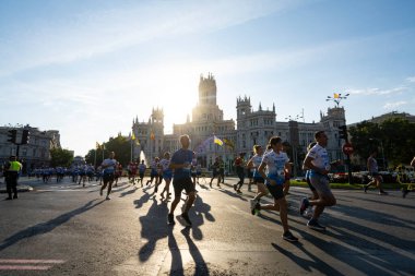 Madrid, İspanya, Eylül 2022 Madrid yarışı koşularına katılan koşucular şehir merkezinde yer almaktadır.