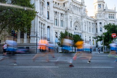 Madrid, İspanya, Eylül 2022 Madrid yarışı koşularına katılan koşucular şehir merkezinde yer almaktadır.