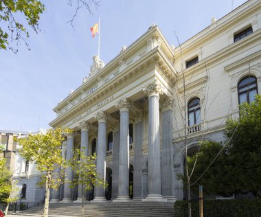 Madrid, İspanya, Eylül 2022. Şehir merkezindeki borsa binasının dış cephesi.