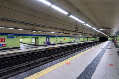 Madrid, İspanya, Eylül 2022. Şehir merkezinde terk edilmiş bir metro istasyonunun iç manzarası.