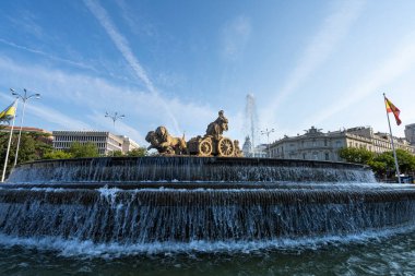 Madrid, İspanya, Eylül 2022. Şehir merkezindeki Cibeles çeşmesinin manzarası.