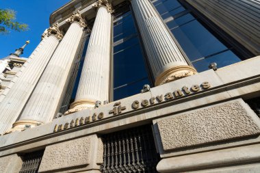 Madrid, İspanya, Eylül 2022, Cervantes Enstitüsü 'nün şehir merkezindeki dış görünümü