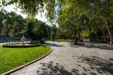 Madrid, İspanya, Eylül 2022. Şehir merkezindeki Pasedo del Prado Bulvarı 'nın panoramik manzarası