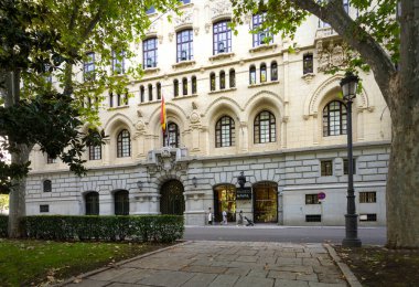 Madrid, İspanya, Eylül 2022. Şehir merkezindeki Donanma Müzesi binasının dış cephesi.