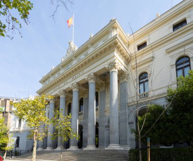 Madrid, İspanya, Eylül 2022. Şehir merkezindeki borsa binasının dış cephesi.