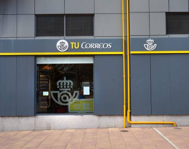 Madrid, İspanya, Eylül 2022. Şehir merkezindeki postane binasının dış cephesi.