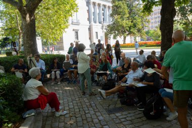 Madrid, İspanya, Eylül 2022 şehir merkezindeki Paseo del Prado boyunca bahçelerde açık hava amatör çizim kursu.