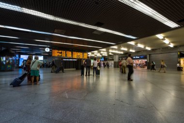 Madrid, İspanya, Eylül 2022 şehir merkezindeki Atocha tren istasyonundaki atriyumun panoramik görüntüsü.