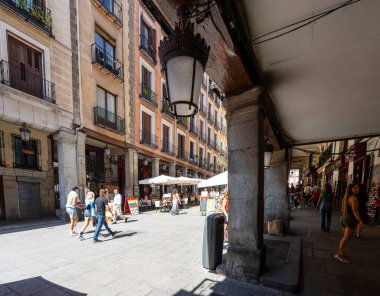 Madrid, İspanya, Eylül 2022. Şehir merkezindeki tarihi Calle de Toledo Caddesi manzarası.