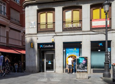 Madrid, İspanya, Eylül 2022. Şehir merkezindeki Caixa marka bankanın dış görüntüsü