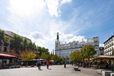 Madrid, İspanya, Eylül 2022. Santa Ana Plaza 'nın şehir merkezindeki panoramik manzarası