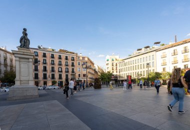 Madrid, İspanya, Eylül 2022. İsabella heykelinin şehir merkezindeki kraliyet tiyatrosunun önündeki eşanlamlı meydanda görüntüsü.