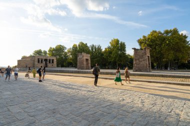 Madrid, İspanya, Eylül 2022 Mısır 'ın şehir merkezindeki Debod tapınağının panoramik manzarası. 