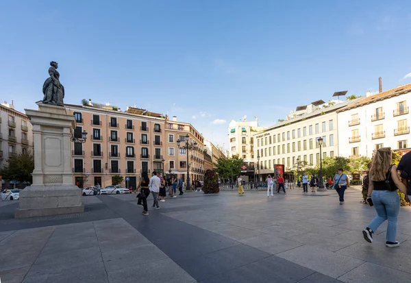 Madrid, İspanya, Eylül 2022. İsabella heykelinin şehir merkezindeki kraliyet tiyatrosunun önündeki eşanlamlı meydanda görüntüsü.