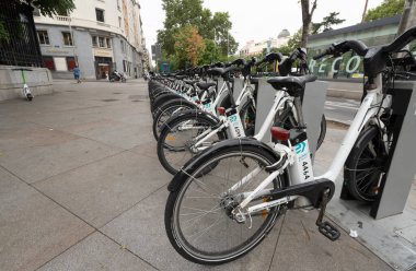 Madrid, İspanya, Eylül 2022 Şehir merkezinde elektrikli bisiklet kiralama.