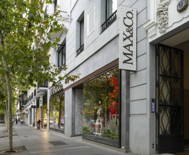 Madrid, İspanya, Eylül 2022. Max & Co moda tabelasının şehir merkezindeki mağazanın dışındaki görüntüsü.