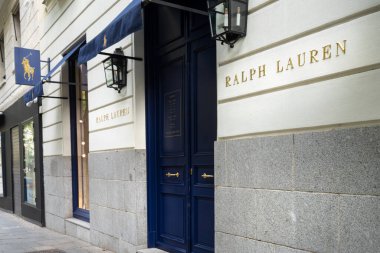 Madrid, İspanya, Eylül 2022 Ralph Lauren moda tabelasının şehir merkezindeki mağazadan görünüşü.